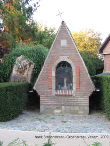 Op de hoek van de Stationsstraat en de Groenstraat staat de kapel van O.L.Vrouw van Vlaanderen.